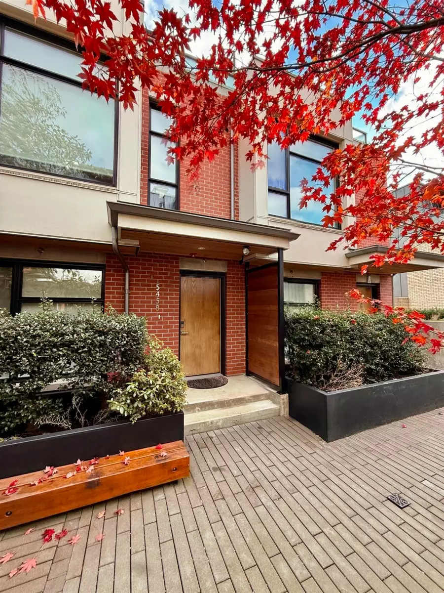 Living Room Photo of 5458 Oak Street, Vancouver, BC
