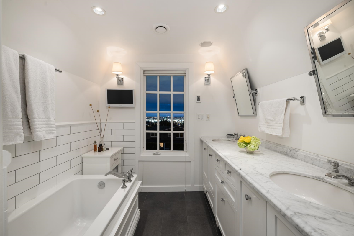 Front Yard Photo of 402 Brand Street, North Vancouver, BC