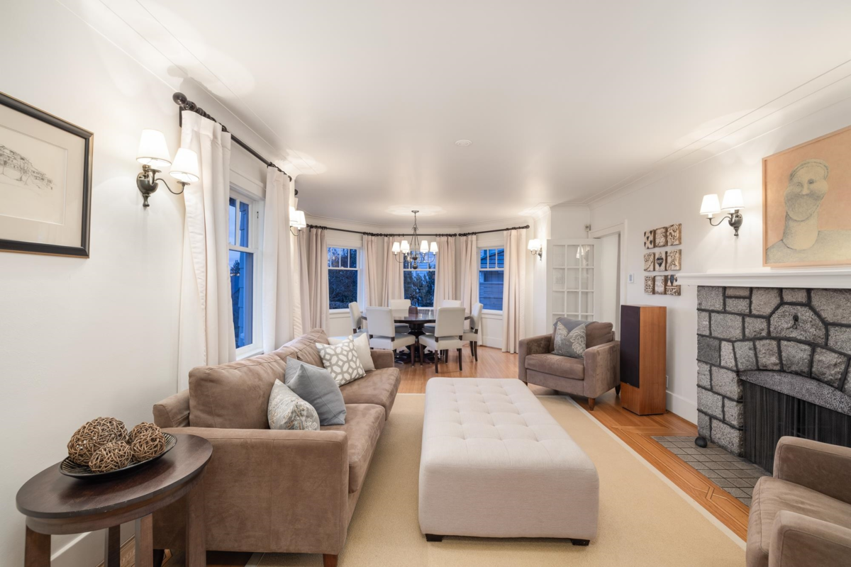 Walk-In Closet Photo of 402 Brand Street, North Vancouver, BC