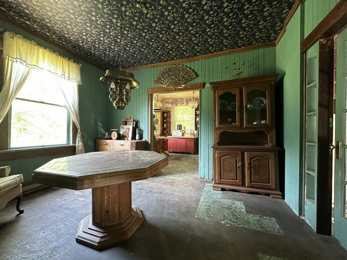 Family Room Photo of 31010 Trans Canada Highway, Yale, BC