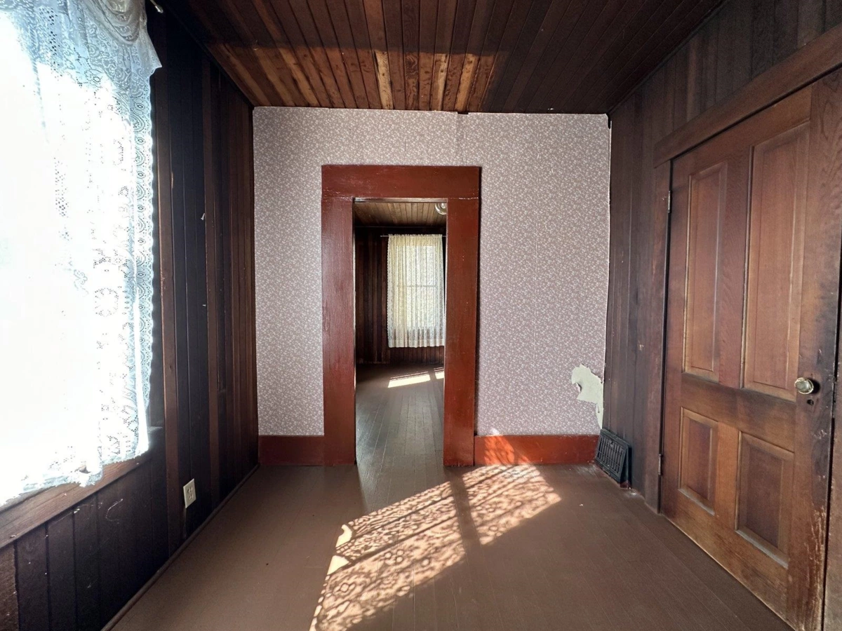 Walk-In Closet Photo of 31010 Trans Canada Highway, Yale, BC