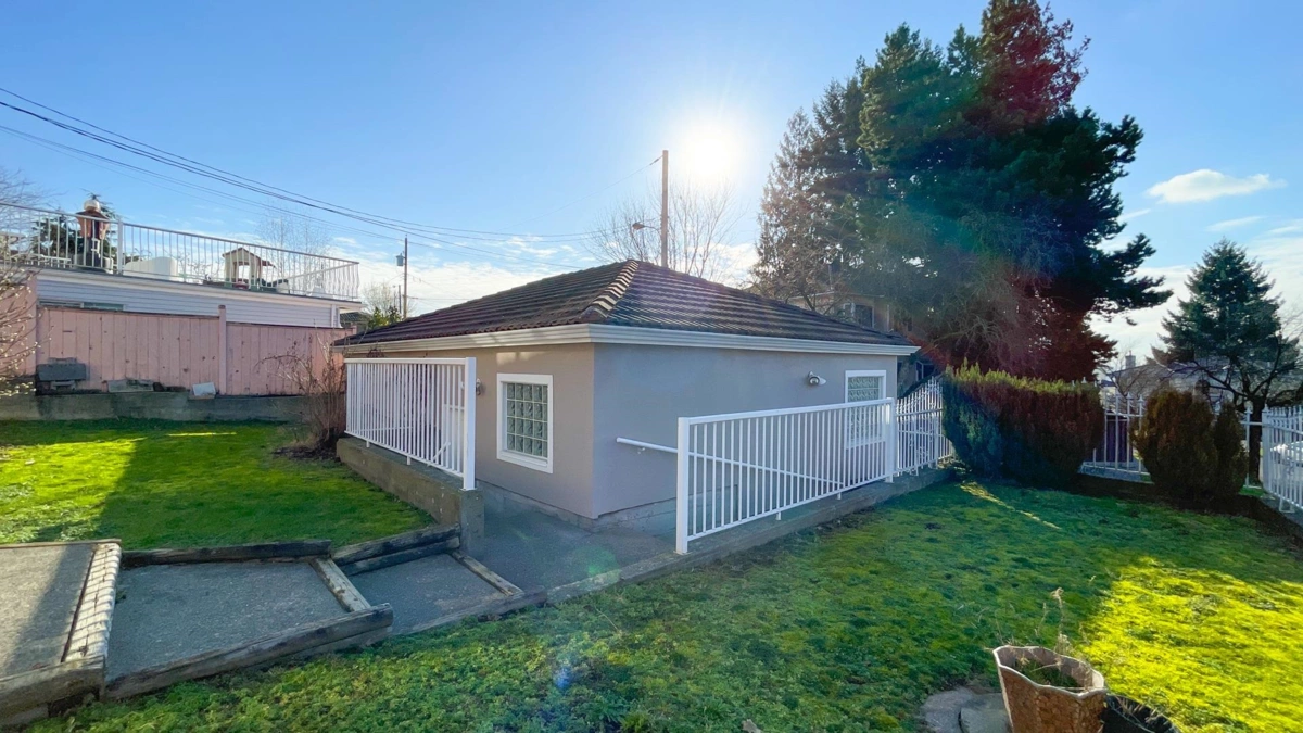 Hot Tub / Spa Photo of 2056 Scarboro Avenue, Vancouver, BC