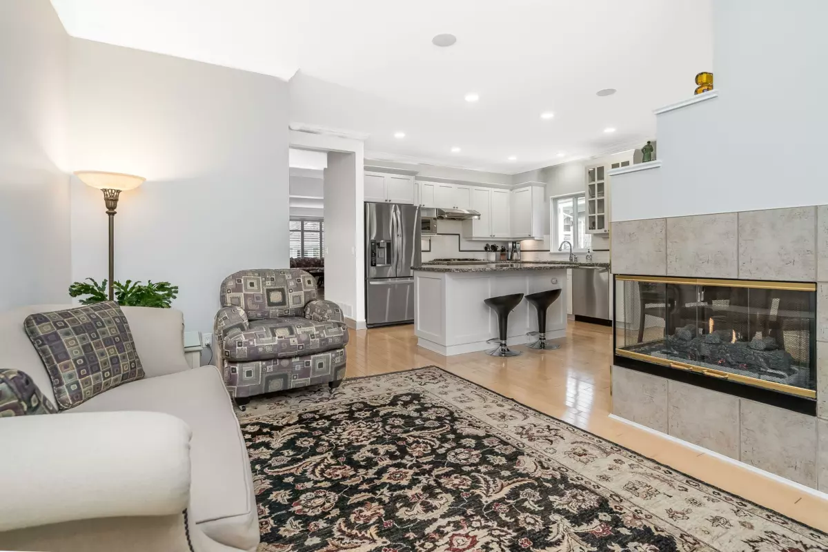 Kitchen Island Photo of 31 3355 Morgan Creek Way, Surrey, BC
