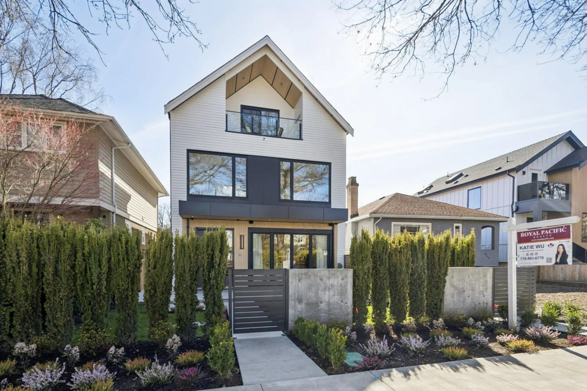 Exterior Front Photo of 1 3036 W 13th Avenue, Vancouver, BC