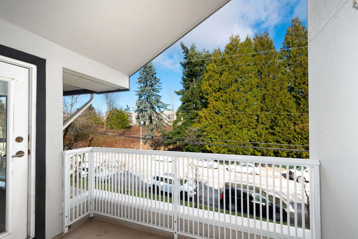 Dining Area Photo of 311 15272 20 Avenue, Surrey, BC