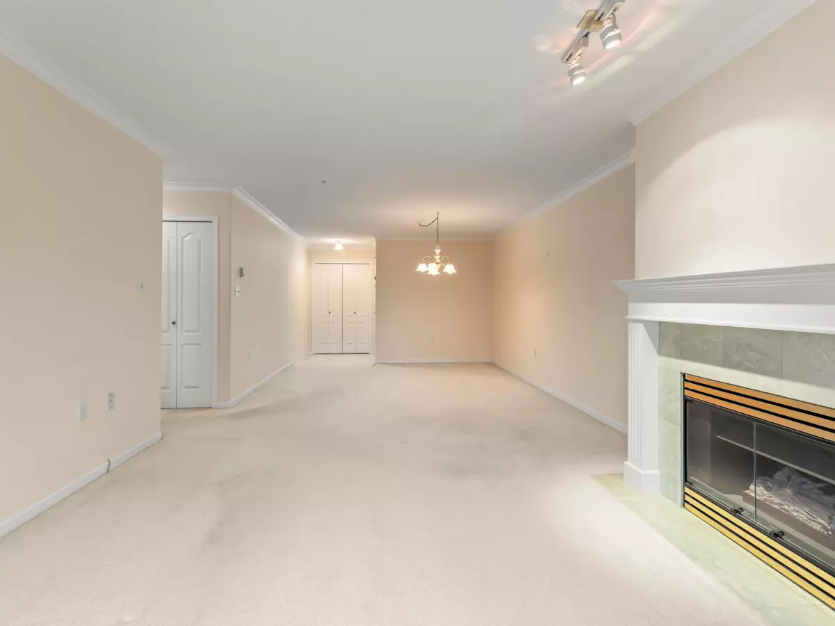 Dining Area Photo of 118 15350 19a Avenue, Surrey, BC