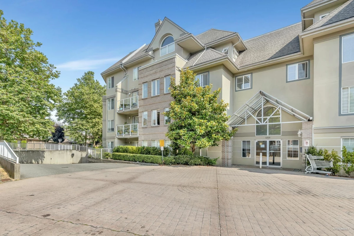 Family Room Photo of 202 12125 75a Avenue, Surrey, BC