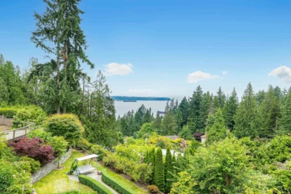 Backyard Photo of 3918 Southridge Avenue, West Vancouver, BC