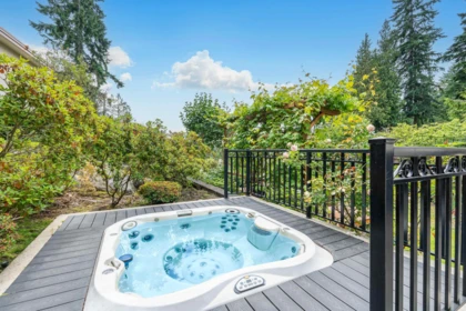 Garden / Landscaping Photo of 3918 Southridge Avenue, West Vancouver, BC