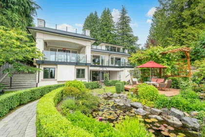 Swimming Pool Photo of 3918 Southridge Avenue, West Vancouver, BC
