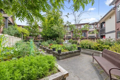 Front Yard Photo of 214 6500 194 Street, Surrey, BC