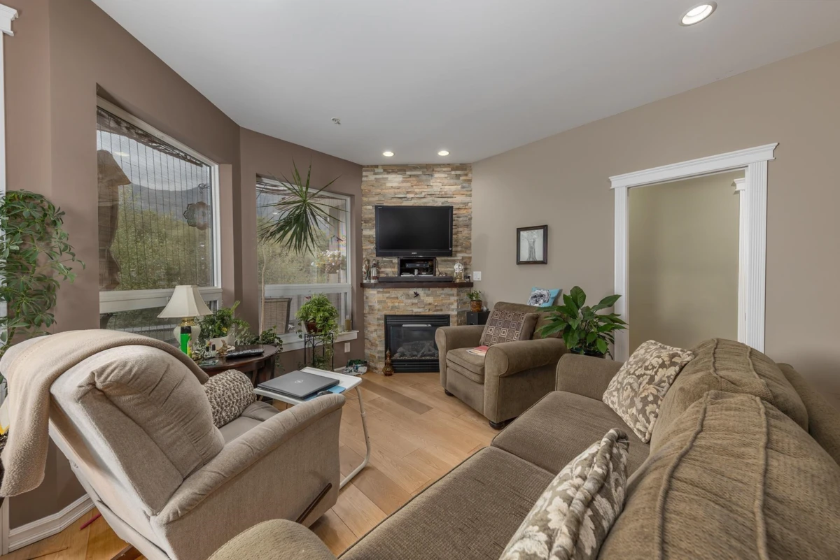 Dining Area Photo of 37738 Third Avenue, Squamish, BC