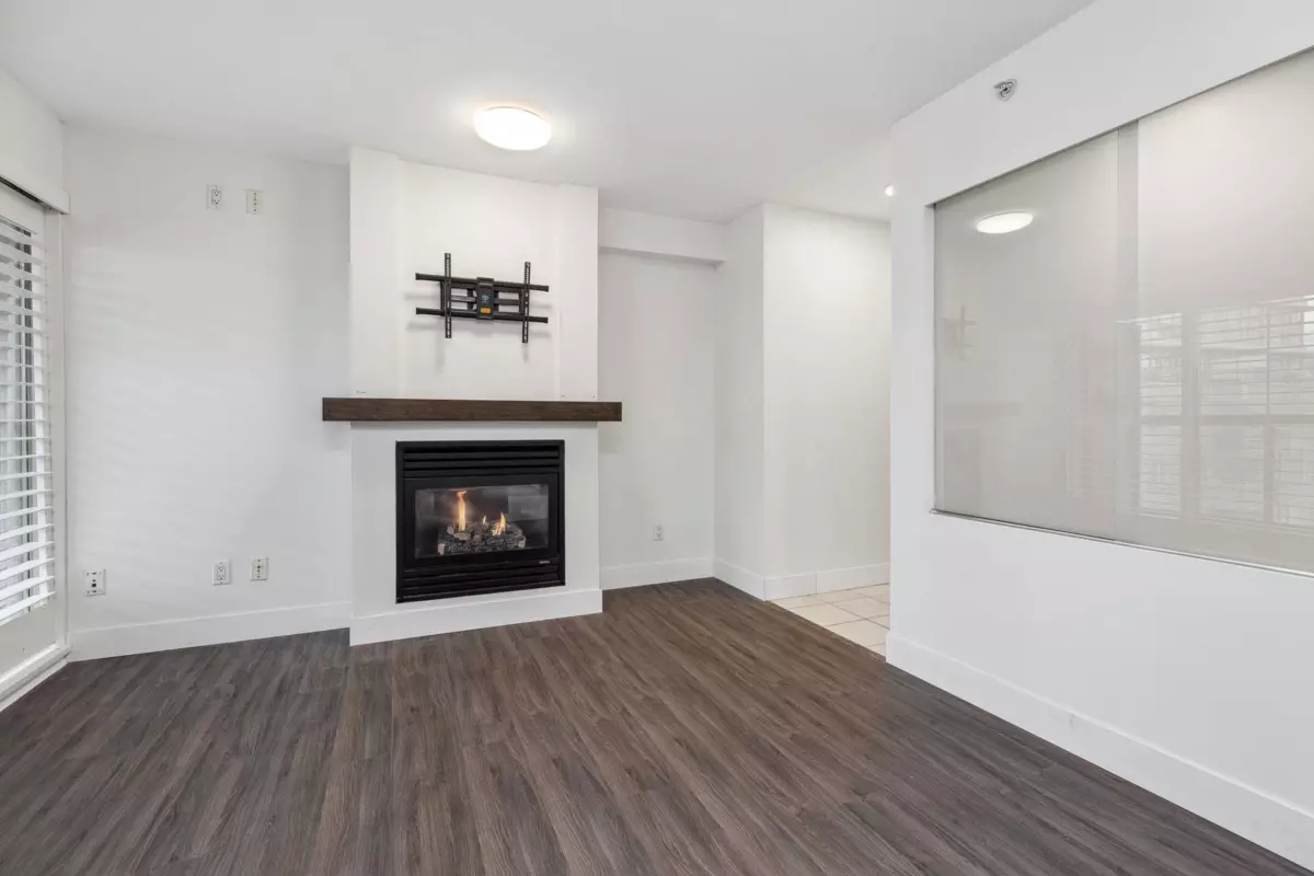 Family Room Photo of 2002 989 Richards Street, Vancouver, BC