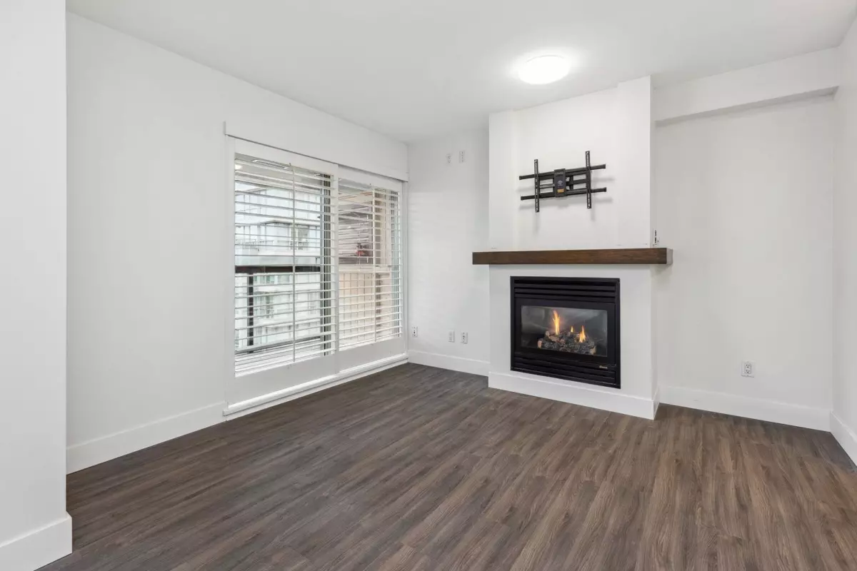 Living Room Photo of 2002 989 Richards Street, Vancouver, BC