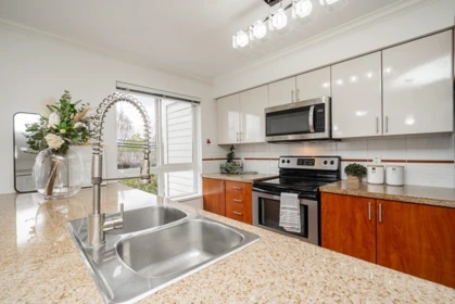Kitchen Photo of 215 14960 102a Avenue, Surrey, BC