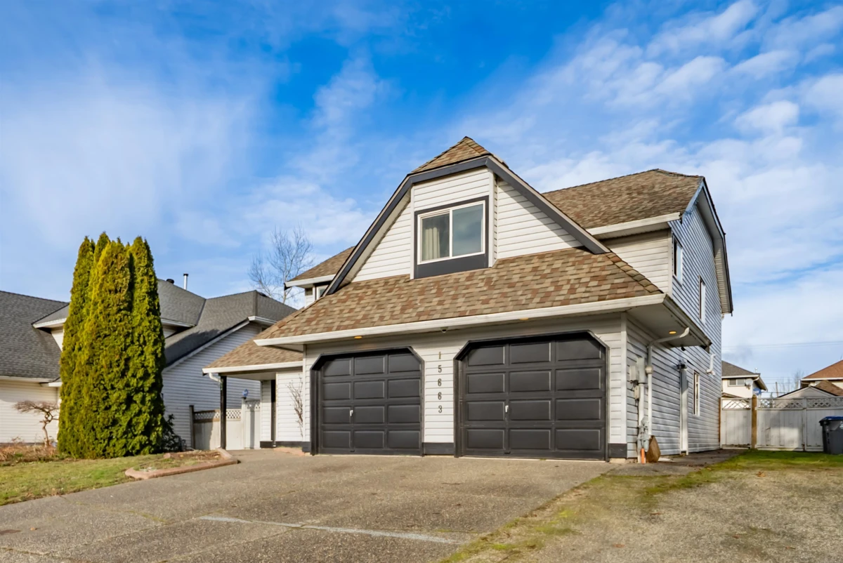 Living Room Photo of 15663 107a Avenue, Surrey, BC