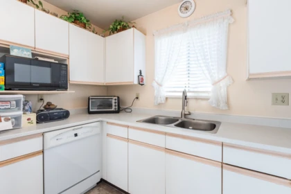 Guest Bathroom Photo of 4 13919 70 Avenue, Surrey, BC