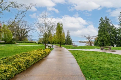 Front Yard Photo of 328 22 E Royal Avenue, New Westminster, BC