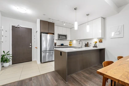 Kitchen Photo of 328 22 E Royal Avenue, New Westminster, BC