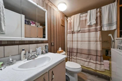 Primary Bathroom Photo of 106 45640 Watson Road, Chilliwack, BC