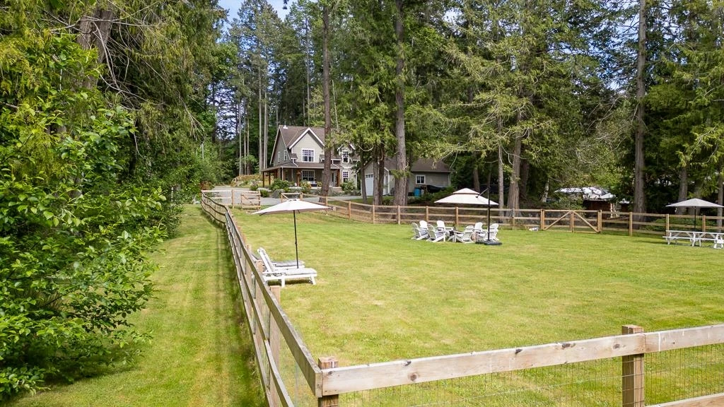 Dining Area Photo of 5626 Curran Road, Halfmoon Bay, BC