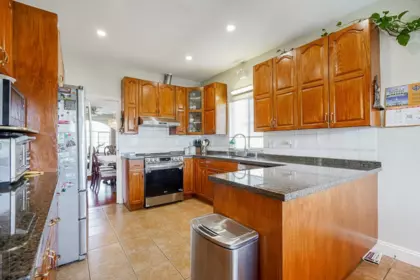 Primary Bathroom Photo of 12246 64a Avenue, Surrey, BC