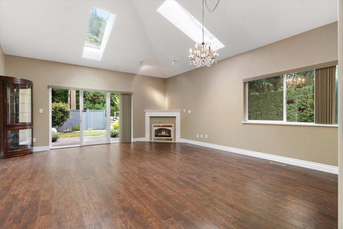 Living Room Photo of 4 730 Mccombs Drive, Harrison Hot Springs, BC