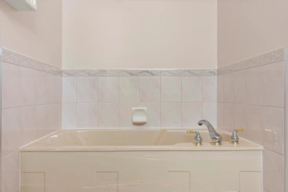 Guest Bathroom Photo of 4 730 Mccombs Drive, Harrison Hot Springs, BC