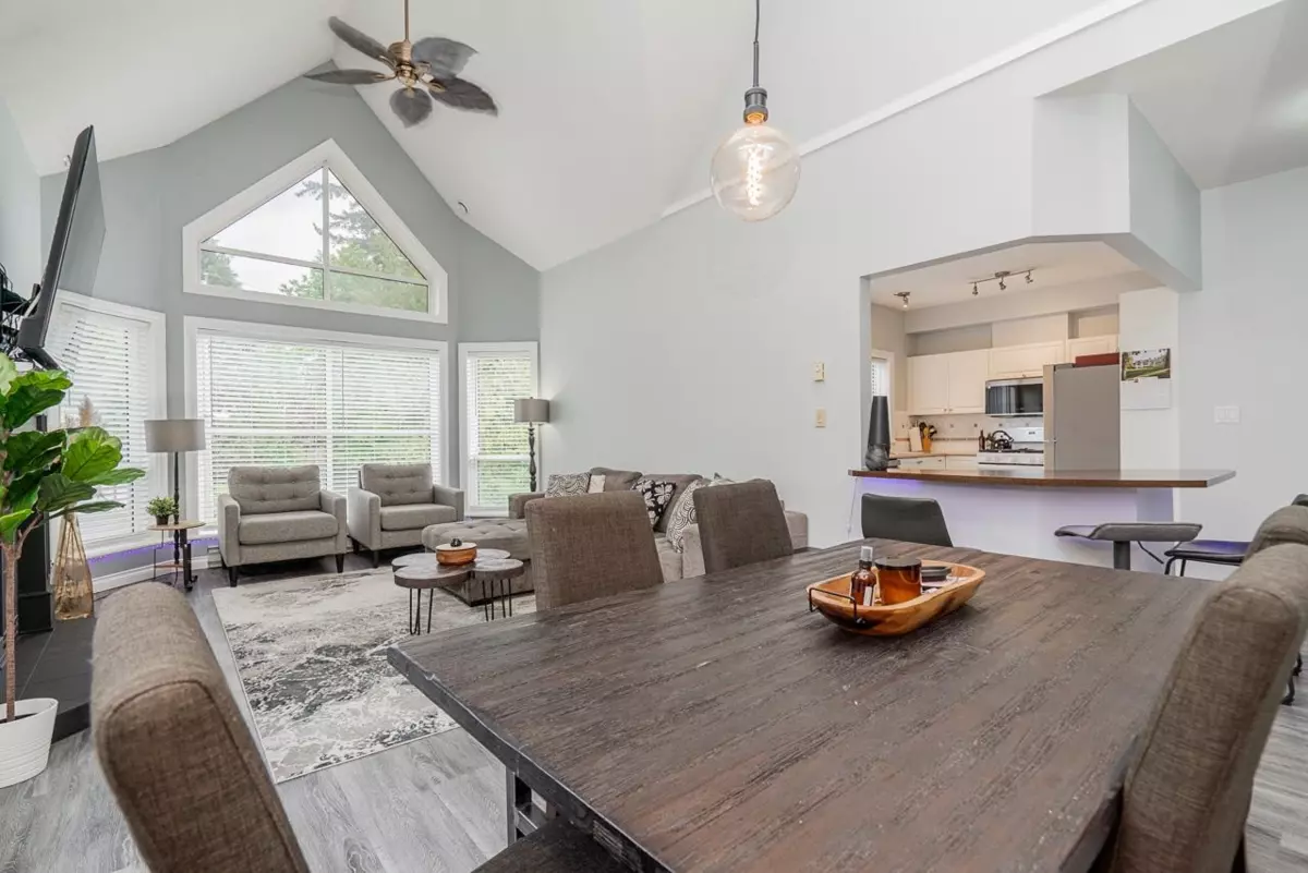 Family Room Photo of 505 34101 Old Yale Road, Abbotsford, BC