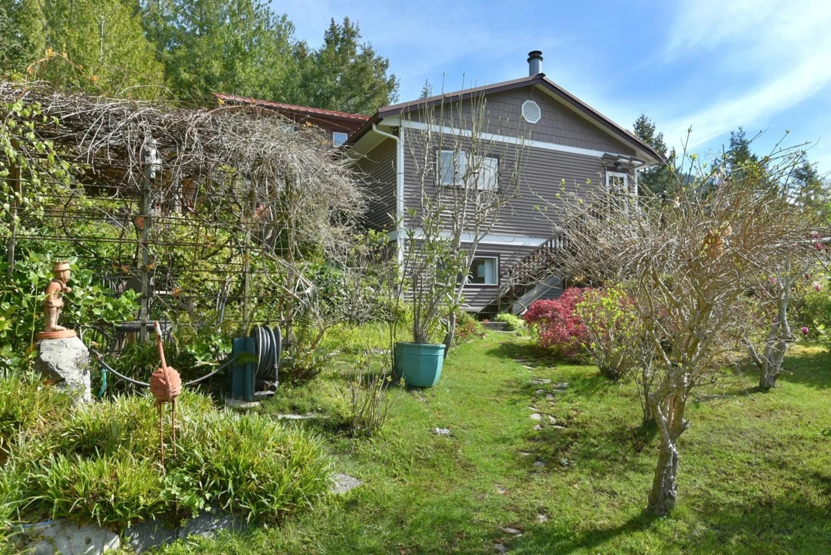 Living Room Photo of 4906 Sinclair Bay Road, Garden Bay, BC