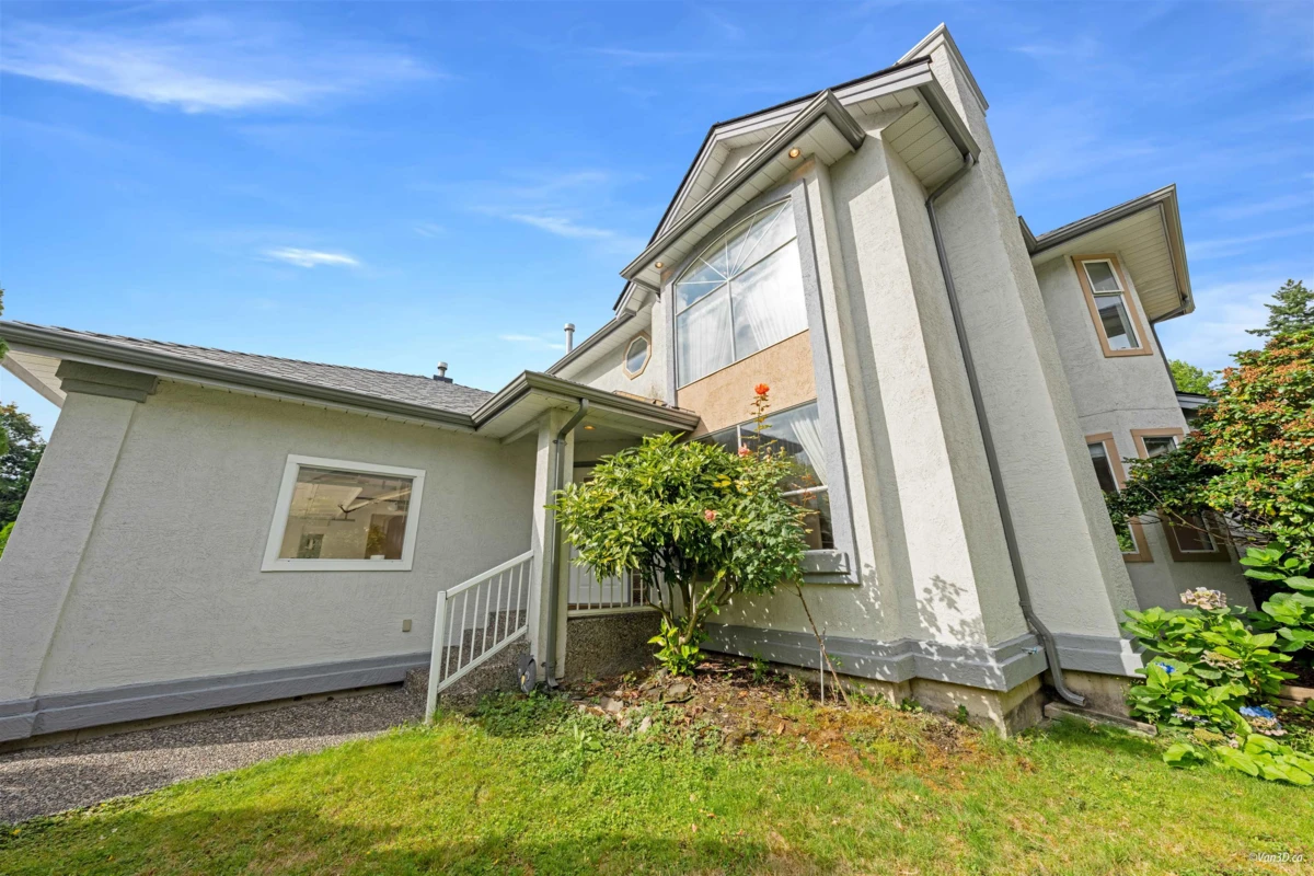 Living Room Photo of 16042 108A AVENUE, Surrey BC V4N 1P1