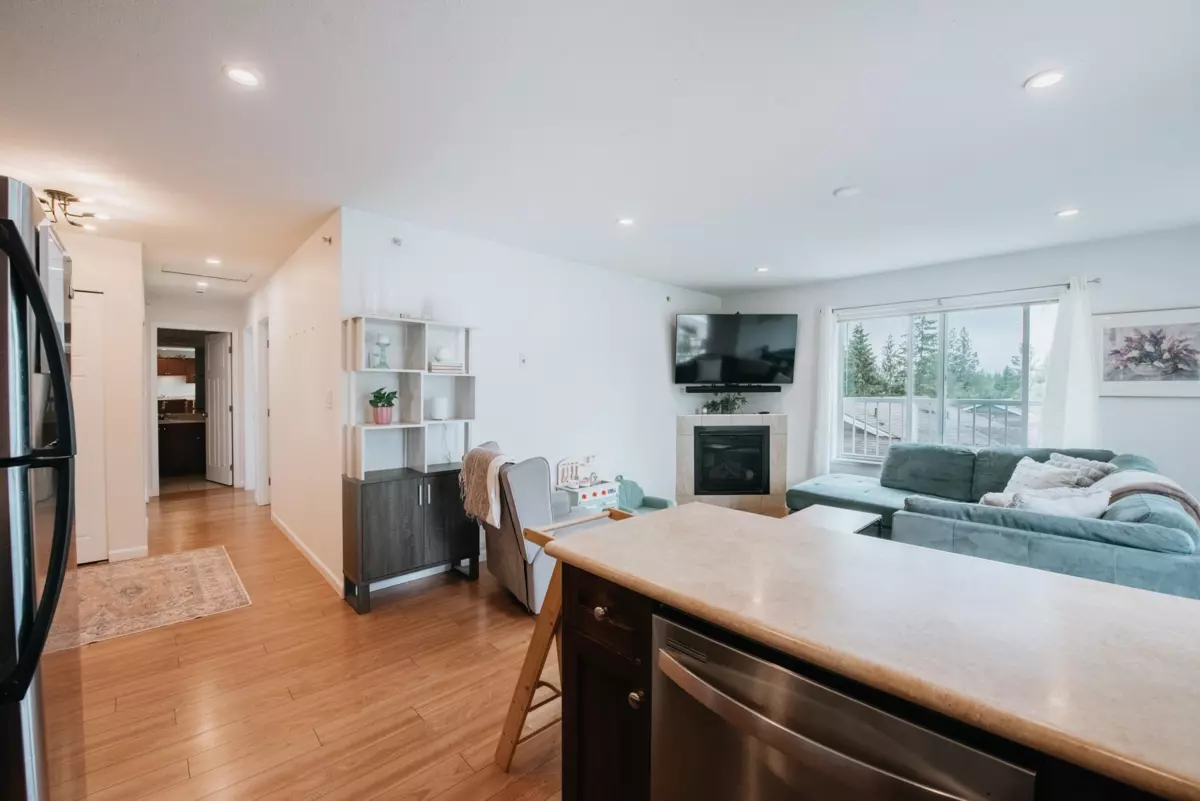 Dining Area Photo of 301 624 Shaw Road, Gibsons, BC