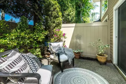 Front Yard Photo of 10 15273 24 Avenue, Surrey, BC