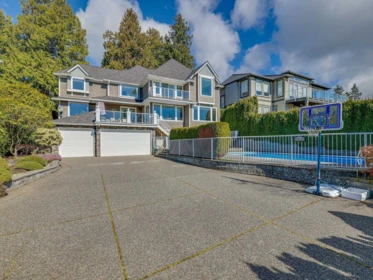 Garden / Landscaping Photo of 13518 Marine Drive, Surrey, BC