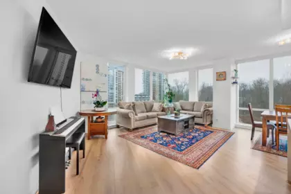 Kitchen Island Photo of 412 1500 Fern Street, North Vancouver, BC