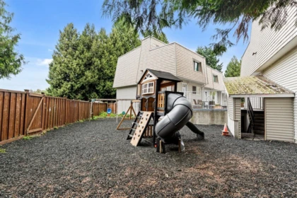 Backyard Photo of 4 33293 E Bourquin Crescent, Abbotsford, BC