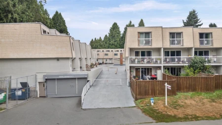 Front Yard Photo of 4 33293 E Bourquin Crescent, Abbotsford, BC
