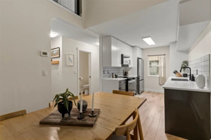 Kitchen Island Photo of 4 33293 E Bourquin Crescent, Abbotsford, BC