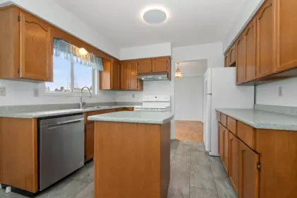 Kitchen Island Photo of 3340 Clearbrook Road, Abbotsford, BC