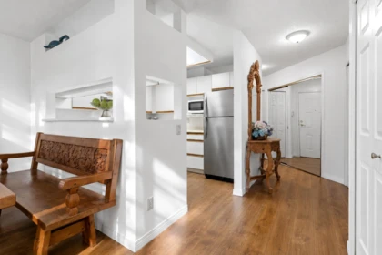 Kitchen Island Photo of 307 2800 Chesterfield Avenue, North Vancouver, BC