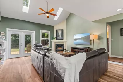 Kitchen Island Photo of 46003 Ivy Avenue, Chilliwack, BC