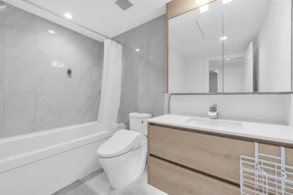 Guest Bathroom Photo of 1203 2085 Skyline Court, Burnaby, BC