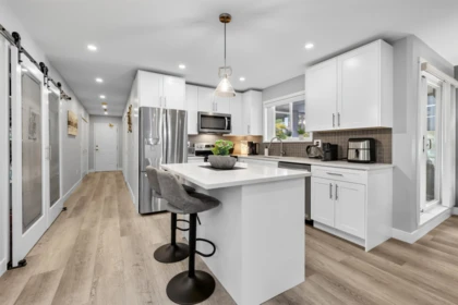 Kitchen Island Photo of 105 15717 Marine Drive, White Rock, BC