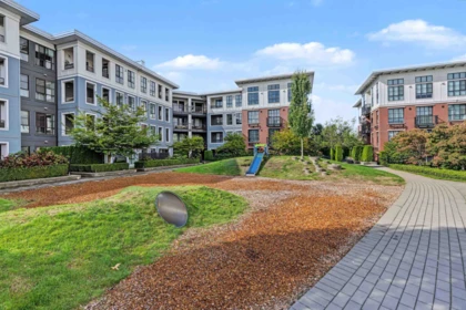 Front Yard Photo of 216 15138 34 Avenue, Surrey, BC
