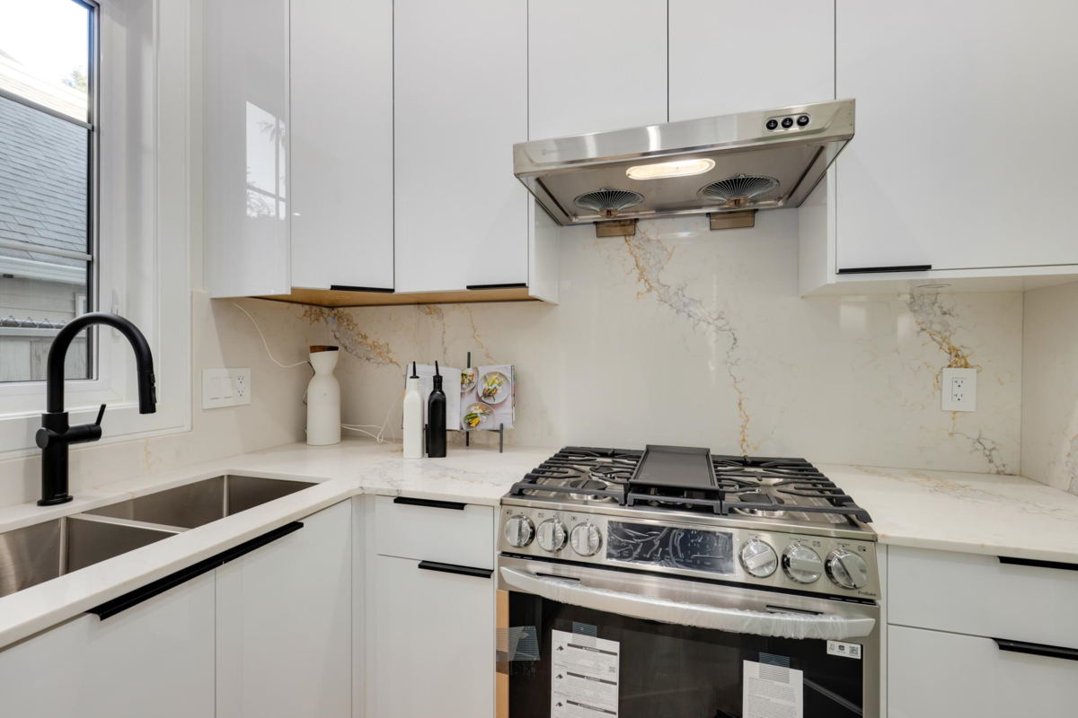 Walk-In Closet Photo of 101 765 Edgar Avenue, Coquitlam, BC