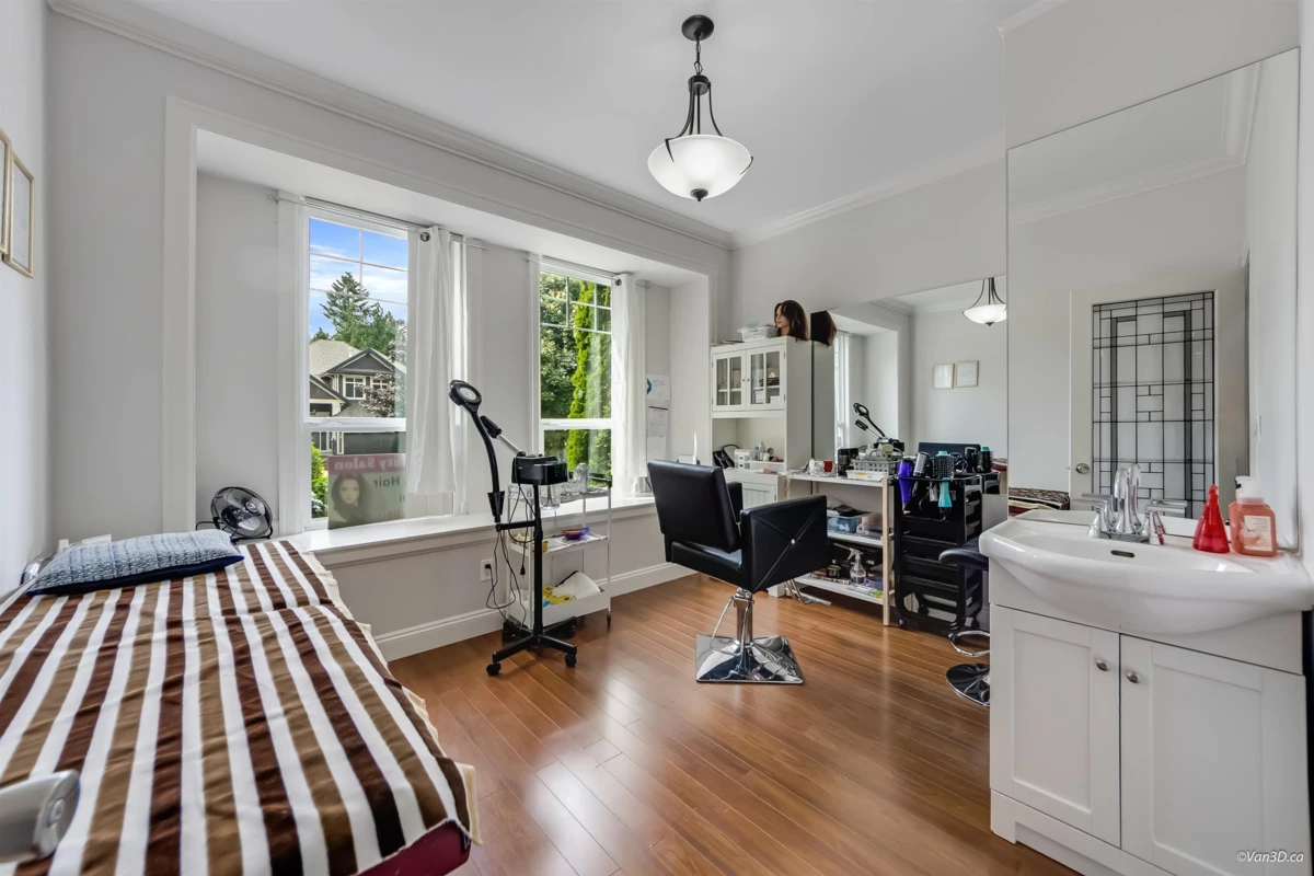 Kitchen Island Photo of 7506 143c Street, Surrey, BC