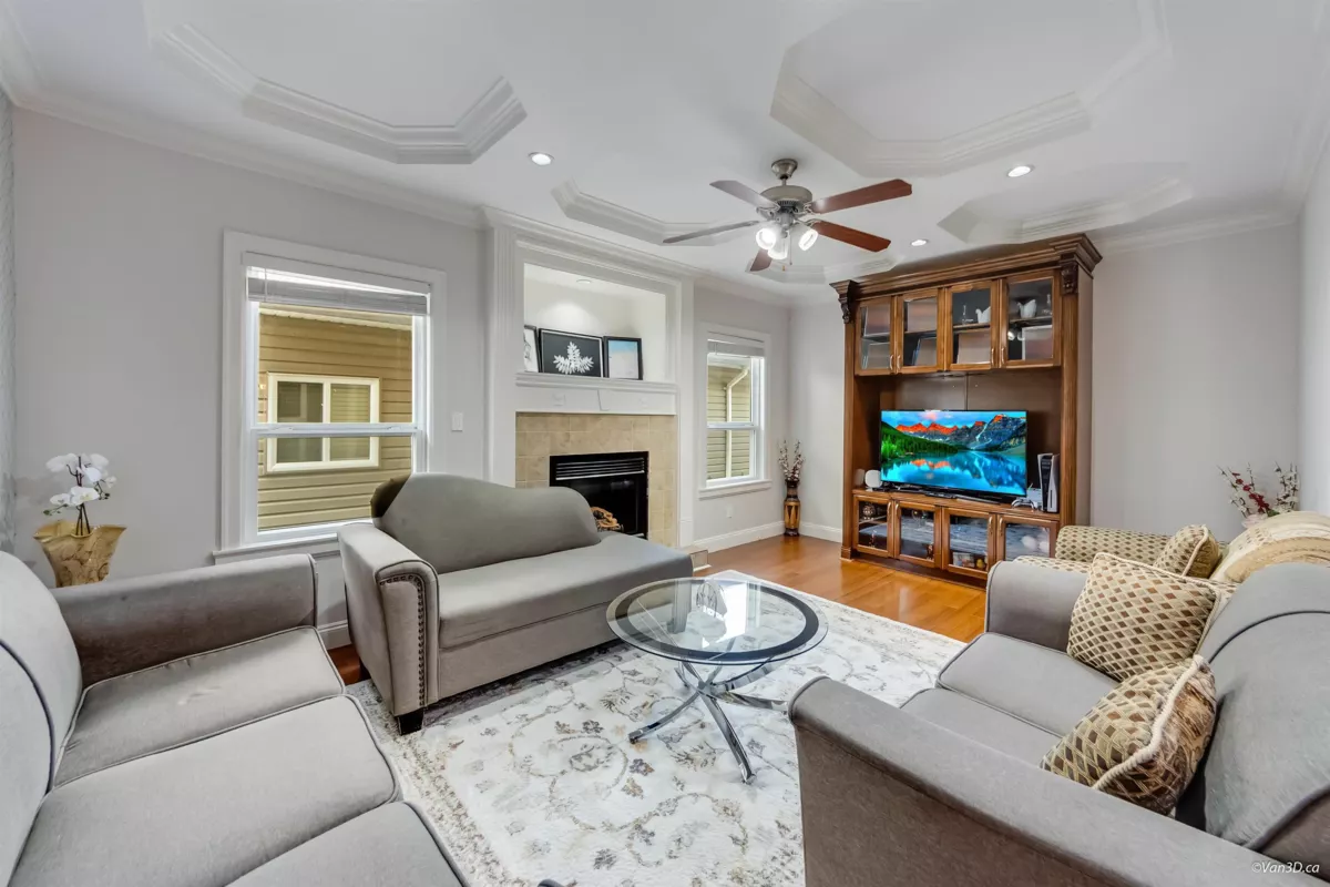 Walk-In Closet Photo of 7506 143c Street, Surrey, BC