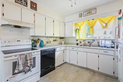 Kitchen Island Photo of 33232 Plaxton Crescent, Abbotsford, BC