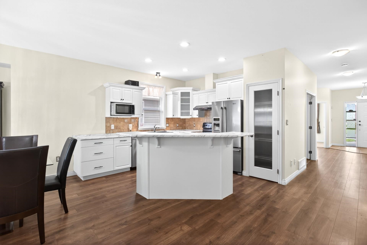 Kitchen Island Photo of 6000 Hunter Creek Crescent, Chilliwack, BC