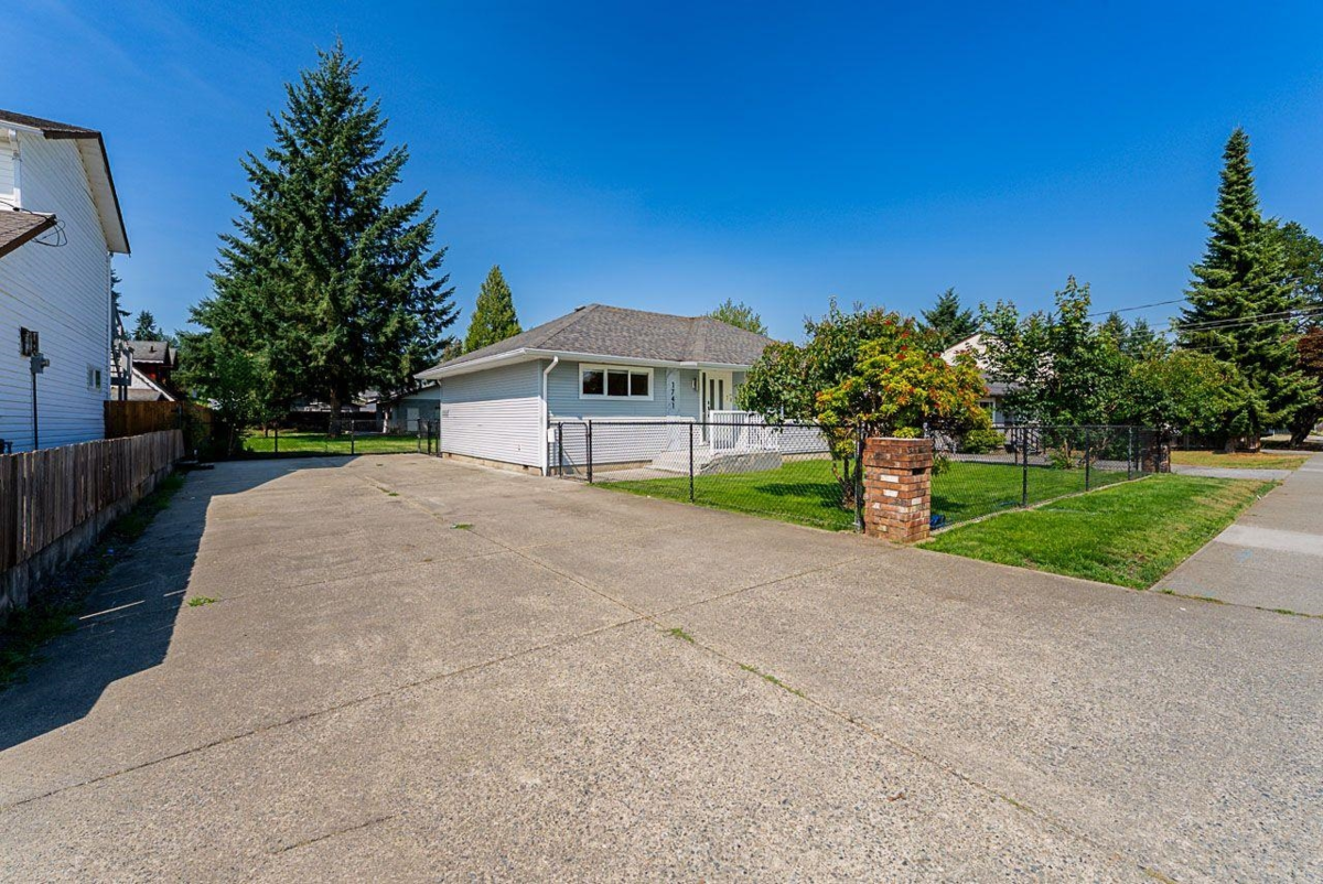 Living Room Photo of 1741 Salisbury Avenue, Port Coquitlam, BC